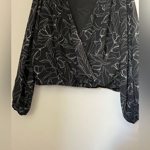 ASTR the Label black floral long sleeve top with puff sleeves size medium - Picture 9 of 10